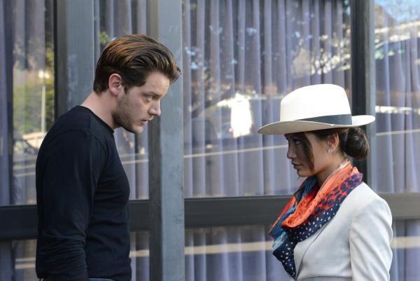 Bild 1 von 8: Mason Pollard (Dominic Sherwood, l.); Rina Kimura (Jacky Lai, r.)