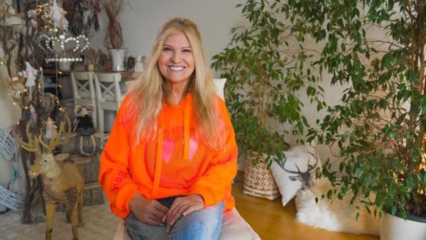 Bild 1 von 12: Im Bild: Alice, 59, Gastronomieangestellte aus Wien, wagt den Schritt bei den 'Liebesg?schichten und Heiratssachen' mitzumachen, auf Anraten eines Gastes: \