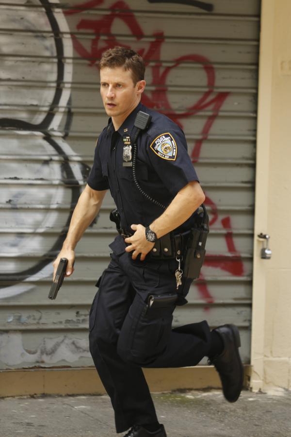 Bild 1 von 9: Jamie (Will Estes) wird zu einer Schießerei gerufen. Doch als er am Tatort ankommt, ist niemand mehr da. Wollte ihn jemand auf eine falsche Fährte locken?