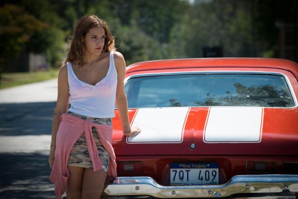 Bild 1 von 9: Mellie Logan (Riley Keough)