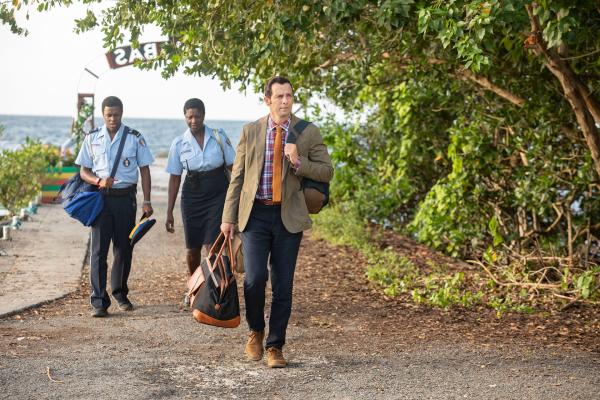 Bild 1 von 3: Detective Neville Parker (Ralf Little, r.) reist gemeinsam mit seinen Kollegen Marlon Pryce (Tahj Miles, l.) und Darlene Curtis (Ginny Holder, M.) nach Saint Barnabas, um Naomi Thomas bei den Ermittlungen in einem Mordfall zu unterstützen.