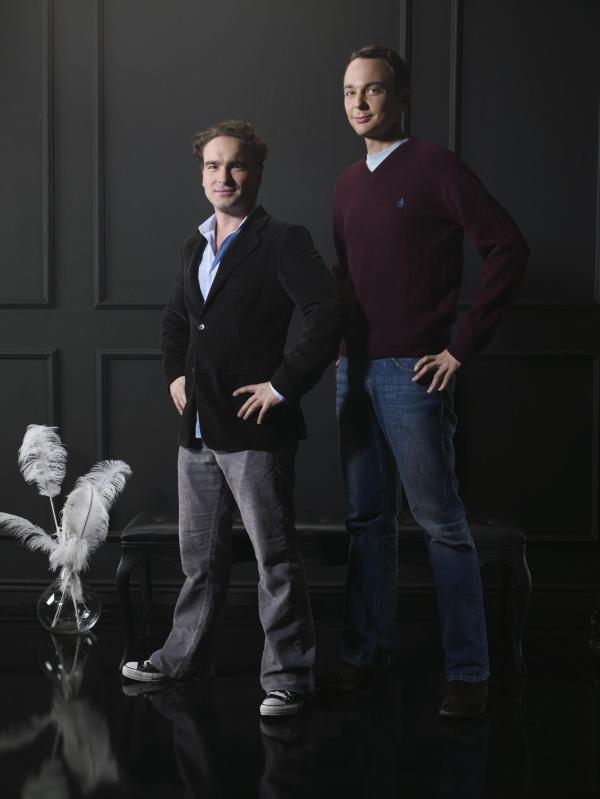 Bild 1 von 17: (2. Staffel) - Eines Tages tritt eine junge und attraktive Frau in das Leben der brillianten Physikers Dr. Leonard Hofstadter (Johnny Galecki, l.) und Dr. Sheldon Cooper (Jim Parson, r.) - und verändert dies schlagartig ...