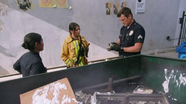 Bild 1 von 3: Officer John Nolan (Nathan Fillion, r.) und seine Partnerin, die Feuerwehrfrau Bailey Nune (Jenna Dewan, M.), stehen zusammen mit Officer Celina Juarez (Lisseth Chavez, l.) vor einem großen Rätsel: Warum verbrennt jemand einen Haufen Geld?