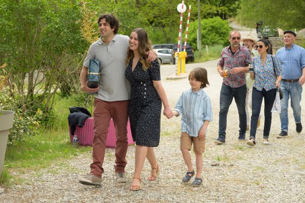 Bild 1 von 6: Ben (Max Boublil, l.), Chloé (Marie-Ange Casta, 2.v.l.) und Diego Mariani (Léon Durieux, 3.v.l.) sind auf dem Weg zu Laetitias großer Geburtstagsfeier.
