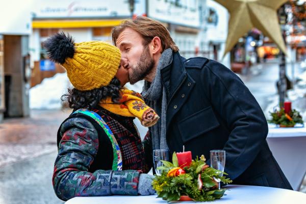 Bild 1 von 15: Jakob (Jochen Matschke, r.) staunt nicht schlecht, als Desna (Sushila Sara Mai, l.) ihn mit einem Kuss überrascht.