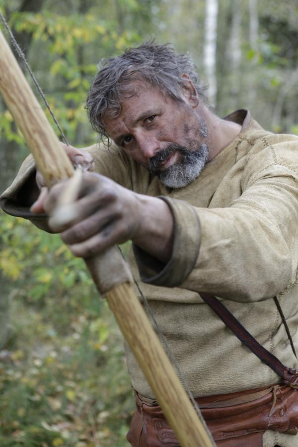 Bild 1 von 7: Ein eiszeitlicher Jäger lauert einem Elch auf.