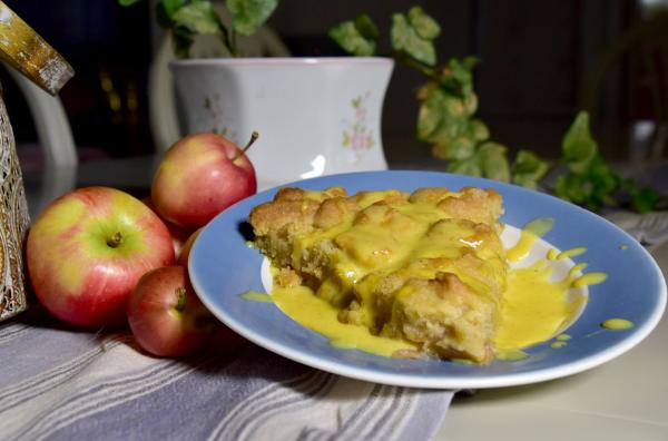 Bild 1 von 3: Beim sogenannten verkehrten Apfelkuchen ist der Name Programm: Der ?Smulpaj med äpple? hat keinen Teigboden. Die Apfelspalten und -stücke kommen zuunterst in die Backform.