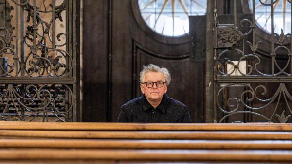 Bild 1 von 9: Im Bild: Johannes Silberschneider in der Kirche.