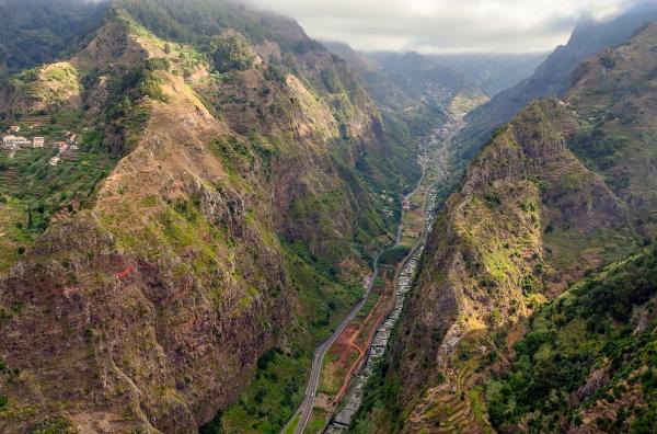 Bild 1 von 3: Madeira ist von tiefen Schluchten durchzogen.