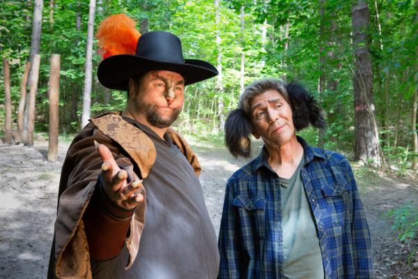 Bild 1 von 6: Um den Fluch zu brechen, müssen Fritz (Guido Hammesfahr, rechts) und Keks verschiedene Rätsel lösen. Das erste stellt ihnen der gestiefelte Kater (Daniel Zillmann, links).