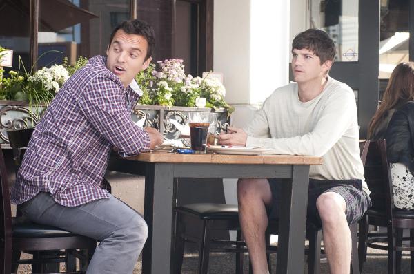 Bild 1 von 12: Adams (Ashton Kutcher, r.) Kupel Eli (Jake Johnson, l.) merkt sofort, dass zwischen Adam und Emma etwas mehr läuft als nur reine Freundschaft ...