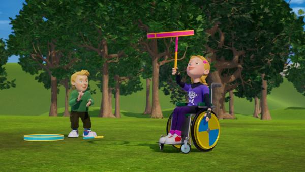 Bild 1 von 3: Hannah kann tolle Tricks mit dem Reifen. James ist begeistert.
