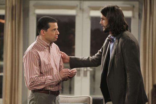 Bild 1 von 29: Während Walden (Ashton Kutcher, r.) sich auf ein Date vorbereitet, ist Alan (Jon Cryer, l.) wie immer knapp bei Kasse. Doch wird er auf eine Finanzspritze von Walden hoffen können?