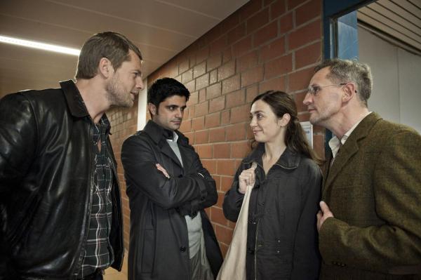 Bild 1 von 35: Mick (Henning Baum, l.) und Andreas (Maximilian Grill, 2.v.l.) sind doch sehr überrascht, als ihnen klar wird, dass Susi Zinsmeister (Julia Richter, 2.v.r.) von Florian Schuster (Tim Wilde, r.) unterrichtet wird ...