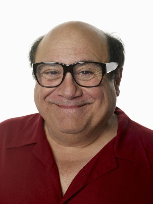 Bild 1 von 24: (4. Staffel) - Frank Reynolds (Danny DeVito) ist der juristische Vater von Dennis und Dee, beteuert immer nur das Beste für seine Kinder zu wollen, nutzt sie allerdings ständig aus und spannt sie für seine Zwecke ein ...