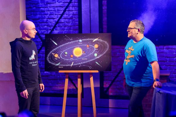 Bild 1 von 3: Von Astronom Mathias Jäger (links) erfährt Elton (rechts) viele spannende Informationen zu den Wegen, die die Planeten und Galaxien im Universum zurücklegen.