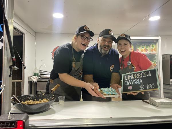 Bild 1 von 9: Tauschchef Salvador mit seinen fränkischen Zuckerbäckerinnen Ute (links) und Lisa.