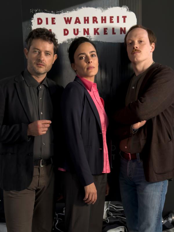 Bild 1 von 9: Jonas Beyer (David Tobias Schneider, l.), Katharina Grosse (Pauline Fusban, M.) und Daniel Jakobi (Lukas Rüppel, r.) sind das Team hinter dem True Crime Podcast \