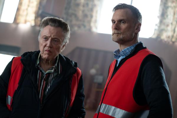 Bild 1 von 4: Um Johns (Darren Boyd, r.) Fehler zu vertuschen, denken sich Frank (Christopher Walken, l.) und John einen raffinierten Plan aus, der Johns Vater hinters Licht führen soll.