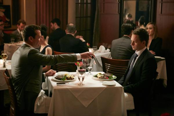 Bild 1 von 2: Mike (Patrick J. Adams, r.) hat nach einem zwielichtigen Deal Probleme. Kann er seinen ehemaligen Mentor Harvey (Gabriel Macht, l.) zu einer Aussöhnung bewegen und dadurch seiner schwierigen Lage entkommen?