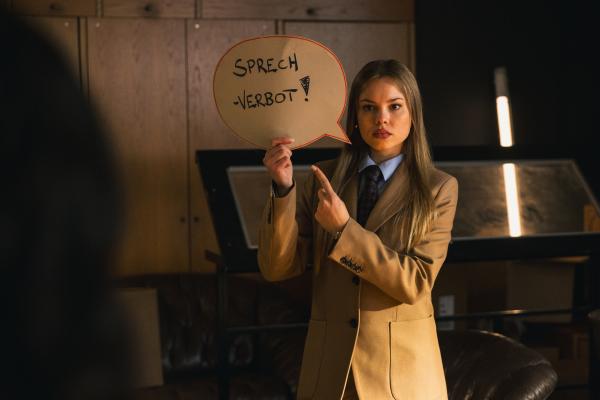 Bild 1 von 5: Victoria (Lea Zoë Voss) stellt als Teamleaderin knallharte Regeln auf.