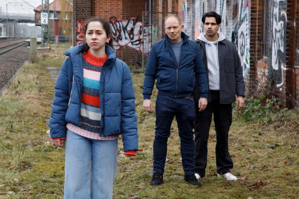 Bild 1 von 3: Samir Amari (Skandar Amini, r.) und Bernhard Henschel (Michael Lott, M.) finden in letzter Sekunde Kira (Ümran Algün, l.). Sie ist der Schlüssel zum Fall. Die beiden versuchen ihr zu helfen.