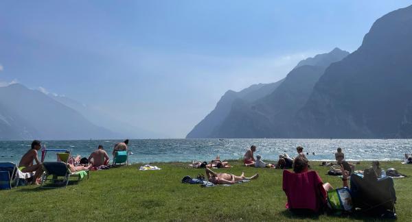Bild 1 von 2: Im Sommer ist es im Norden an der Riva del Garda nicht so überfüllt wie an der Ost- und Südküste des Gardasees.