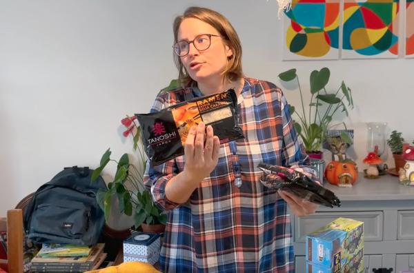 Bild 1 von 1: Das Auspacken von Einkäufen vor laufender Kamera ist auf YouTube sehr beliebt geworden ? vor allem, seit die Preise aufgrund der Inflation gestiegen sind.