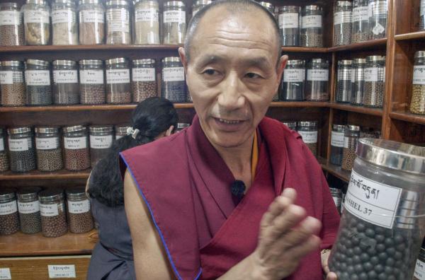Bild 1 von 7: Tibetischer Arzt in der Apotheke