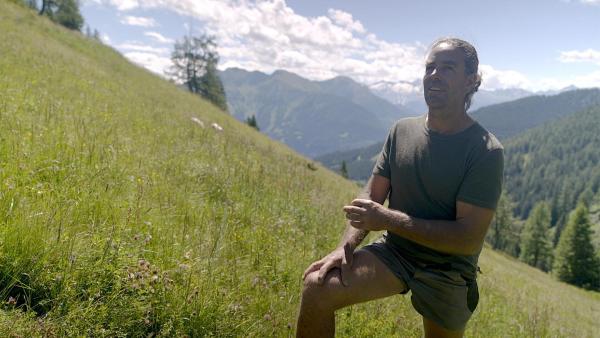 Bild 1 von 10: Im Bild: Josef Rieser erklärt im Interview den Almauftrieb.