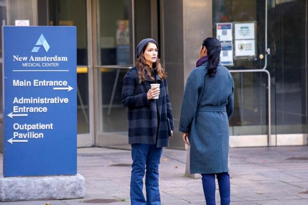 Bild 1 von 18: Im Bild (v.li.): Janet Montgomery (Dr. Lauren Bloom), Shiva Kalaiselvan (Dr. Leyla Shinwari).