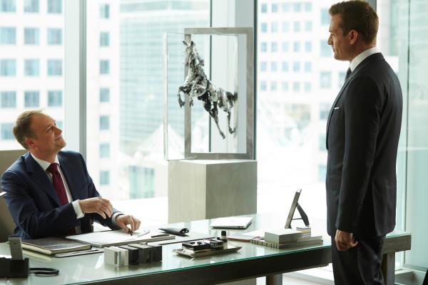 Bild 1 von 2: Auf Jessicas Drängen hin hat Harvey (Gabriel Macht) schließlich doch zugestimmt Nathan Byrnes (David Hewitt, l.) als Klient zu übernehmen, dessen tyrannische und selbstgefällige Art ihn schon immer genervt hat.