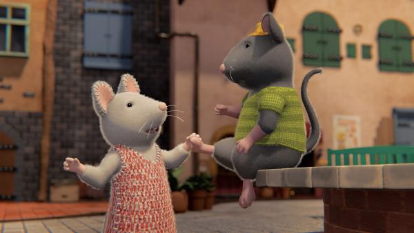 Bild 1 von 2: Julia (links) kitzelt Tonio (rechts) um zu testen, ob er wirklich verzaubert wurde und sich nun nicht mehr bewegen kann.