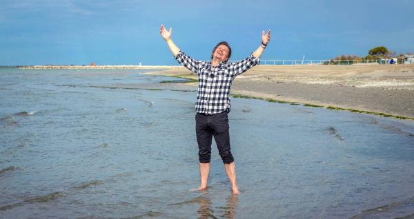 Bild 1 von 8: Im Bild: Michael Dangl am Strand von Grado.