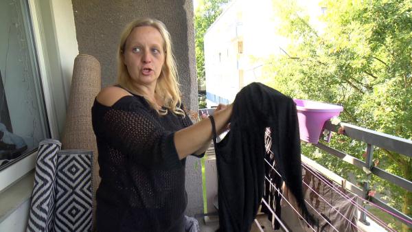 Bild 1 von 4: Nach dem Urlaub an der See kümmert sich Farina (39) nun um die Wäscheberge..