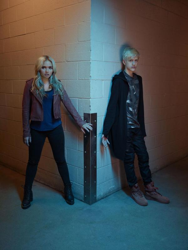 Bild 1 von 10: (2. Staffel) - The Gifted - Lauren (Natalie Alyn Lind, l.); Andy (Percy Hynes White, r.)