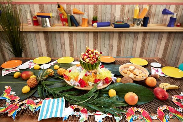 Bild 1 von 14: Im Bild: Die Bastelkids verwandeln den Tisch in eine Palmenoase und füttern ihren Wassermelonen-Griller mit Fruchtspießen.