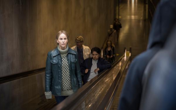 Bild 1 von 5: Iris (Sofia Helin) wird auch in Alltagssituationen immer wieder an den gewaltsamen Tod ihres Lebensgefährten erinnert.