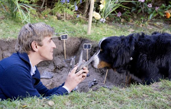 Bild 1 von 10: Das wird eine Sensation: Keks und Fritz Fuchs (Guido Hammesfahr) haben uralte Knochen im Garten ausgebuddelt.