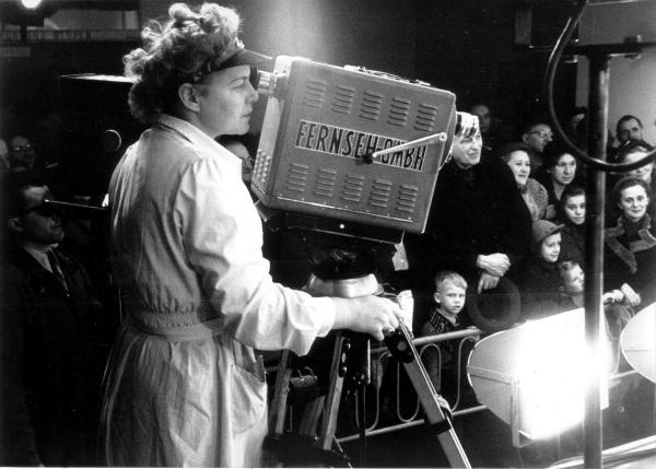 Bild 1 von 4: Fernsehaufnahmen des Österreichischen Rundfunks. 19. Februar 1954.