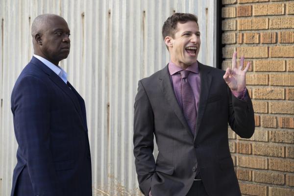 Bild 1 von 7: Ray Holt (André Braugher, l.); Jake Peralta (Andy Samberg, r.)