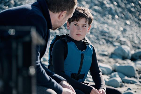 Bild 1 von 9: Detective Eric Bull (Rafe Spall, l.) spricht mit James (Osian Emlyn, r.), dem besten Freund des tot aufgefundenen Cefin.