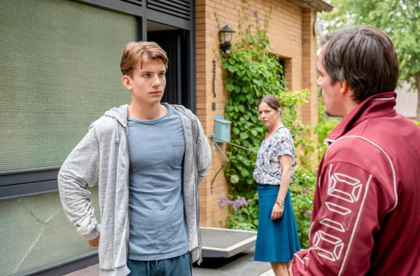Bild 1 von 20: Im Bild: Jörg Cordes (Hannes Wegener, r.) sucht nach seiner Haftentlassung den Kontakt zu seinem Sohn Tobias (Luke Matt Röntgen, l.). Doch der hält ihn seit Jahren für einen Mörder (mit Annika Kuhl, h.).