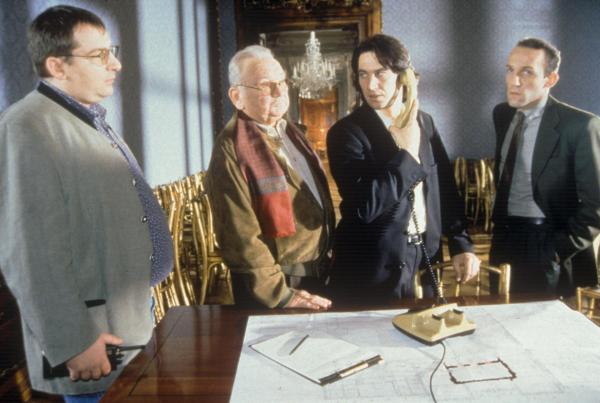 Bild 1 von 9: Im Bild: Richie Moser telefoniert über ein Haustelefon mit dem Geiselnehmer Borek. Der pensionierte Polizist Max Koch, Kriminalassisten Ernst Stockinger und Peter Höllerer versuchen ihm zu helfen (v.li.: Wolf Bachofner, Fritz Muliar, Tobias Moretti, Karl Markovics).