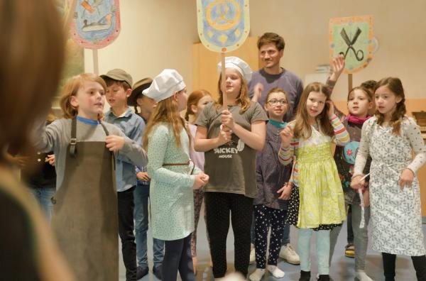 Bild 1 von 2: Anthroposophie in der Bildung: Frank Seibert (hinten, Mitte) im Theaterstück der dritten Klasse - ganz normaler Unterricht an der Waldorfschule Rottweil.