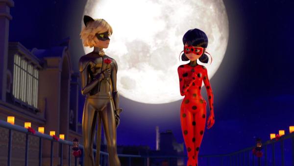 Bild 1 von 5: Während Marinette und Adrien im Gespräch mit ihren jeweiligen Kwamis realisieren, wie sehr sich ihr Leben verändert hat, seitdem sie Ladybug und Cat Noir geworden sind, wird Aurore Beauréal aufgrund einer verletzenden Bemerkung Chloés abermals akumatisiert. Als Stormy Weather will sie nun erneut ihre Macht unter Beweis stellen, indem sie die Erde in einen nicht enden wollenden Winter versetzt. Ladybug und Cat Noir müssen cool bleiben, wenn sie sie stoppen wollen!