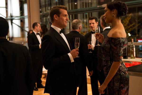 Bild 1 von 3: Der Machtkampf in der Kanzlei spitzt sich zu: Harvey (Gabriel Macht) und Jessica (Gina Torres) vertreten gegensätzliche Interessen - auf dem Spiel steht nicht weniger als Harveys Zukunft.