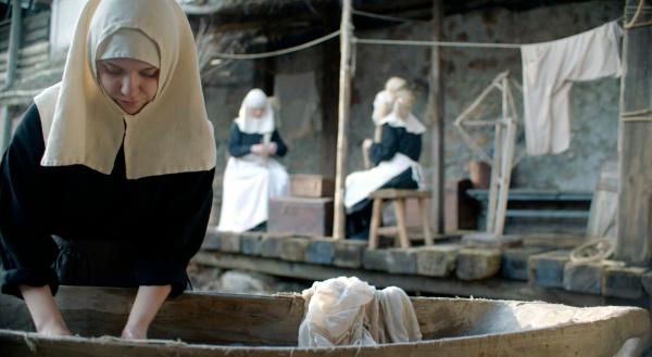 Bild 1 von 4: In Münster arbeitet die Frauengemeinschaft der Beginen hart, um zu überleben. Obwohl sie keine Nonnen sind, leben Beginen damals wie heute in ihrem Mehrgenerationenhaus nach christlichen Werten und  pflegen sie Arme und Kranke.