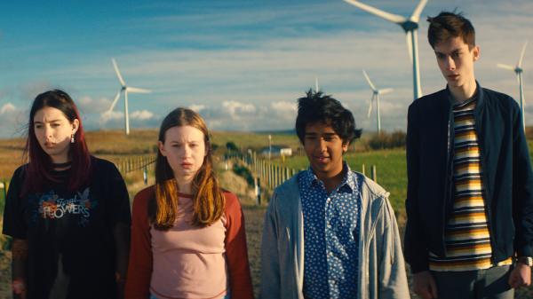 Bild 1 von 8: Kaz (Maiya Silveston), Meg (Katy Byrne), Glen (Krish Misra) und Louis (Oliver Cunliffe, v.l.n.r.) haben sich entschieden doch auf der Erde zu bleiben und mit ihren enormen Kräften gut umzugehen.