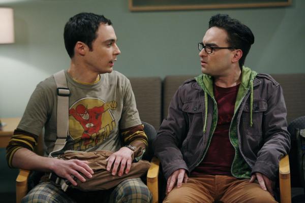 Bild 1 von 20: (1. Staffel) - Als in der gegenüberliegenden Wohnung die attraktive junge Polly einzieht, wird das Leben von Dr. Leonard Hofstadter (Johnny Galecki, r.) und Dr. Sheldon Cooper (Jim Parson, l.) völlig auf den Kopf gestellt ...